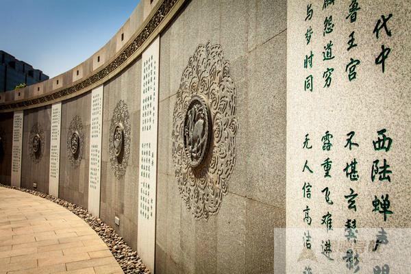 陕西省西安市雁塔区位于西安市南郊,总面积152平方公里,人口103万,区人民政府驻地西安市小寨东路168号 邮编:710061。代码:610113。区号:029。雁塔区辖8个街道:小寨路街道、大雁塔街道、长延堡街道、电子城街道、等驾坡街道、鱼化寨街道、丈八沟街道、曲江街道。,85个社区,120个行政村,区内有大雁塔、青龙寺、汉宣帝杜陵、曲江池遗址、陕西历史博物馆等名胜古迹、著名旅游景点,其中最负盛名的就是至今仍在建设中的大唐不夜城(其中已建成的有曲江海洋世界、大唐芙蓉园、大唐新天地、大雁塔北